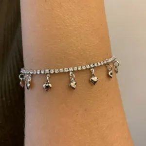 PULSEIRA RIVIERA COM PINGENTES DE CORAÇÃO