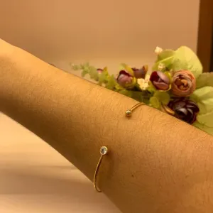 BRACELETE FINO COM PONTO DE LUZ E BOLA LISA NAS PONTAS