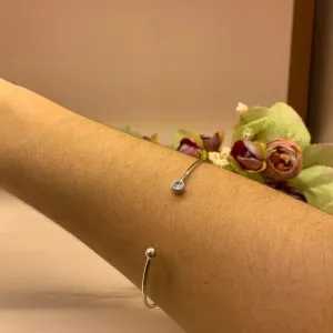 BRACELETE FINO COM PONTO DE LUZ E BOLA LISA NAS PONTAS