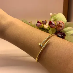 BRACELETE PREGO COM CRAVAÇÃO