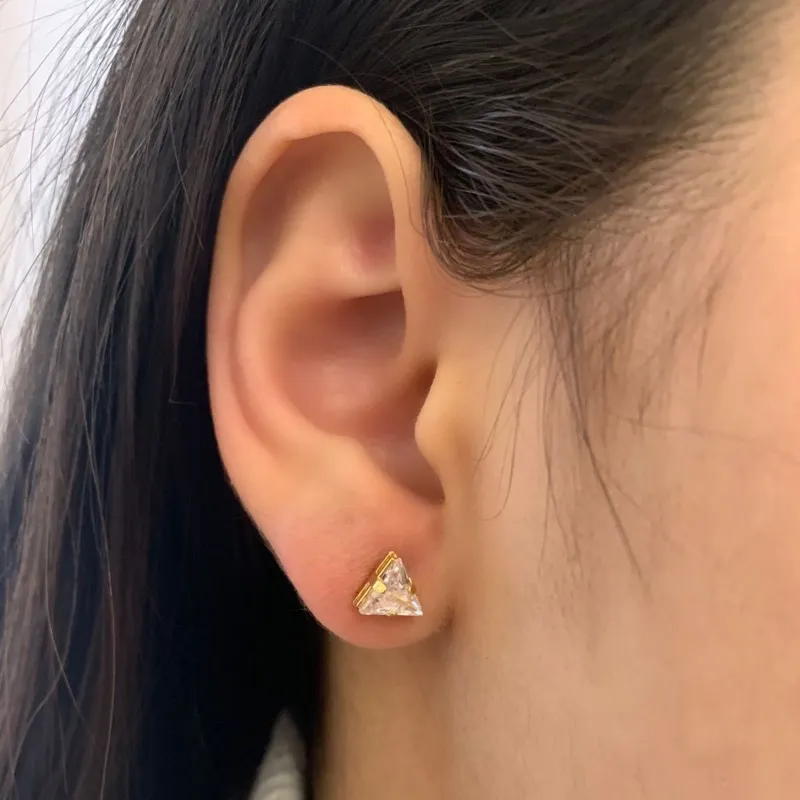 BRINCO EAR CUFF TRIÂNGULOS DE UM LADO SÓ