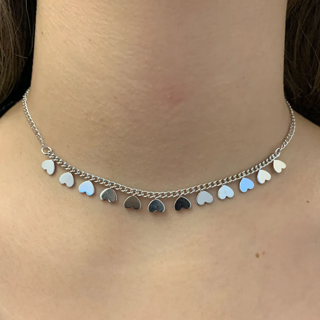 CHOKER CORRENTE ELOS E PLACAS DE CORAÇÕES LISOS PENDURADOS