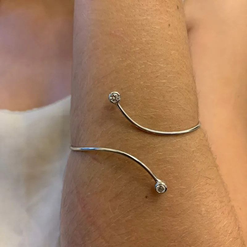 BRACELETE AROS COM 2 PONTOS DE LUZ NAS PONTAS