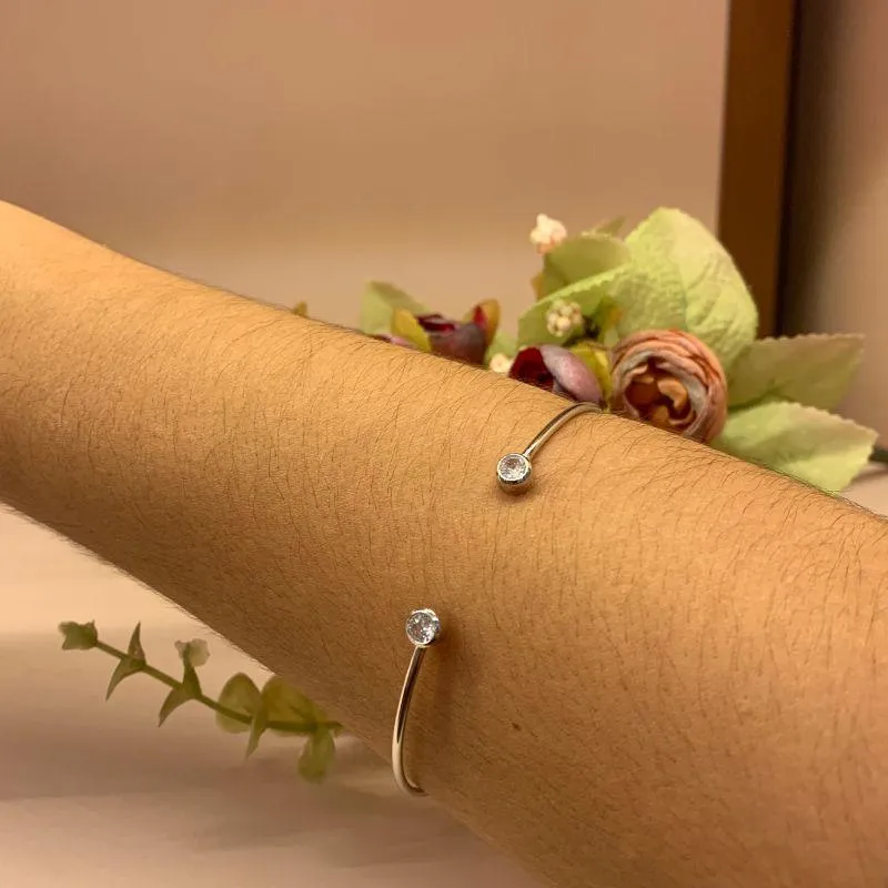 BRACELETE FINO COM 2 PONTOS DE LUZ NAS PONTAS